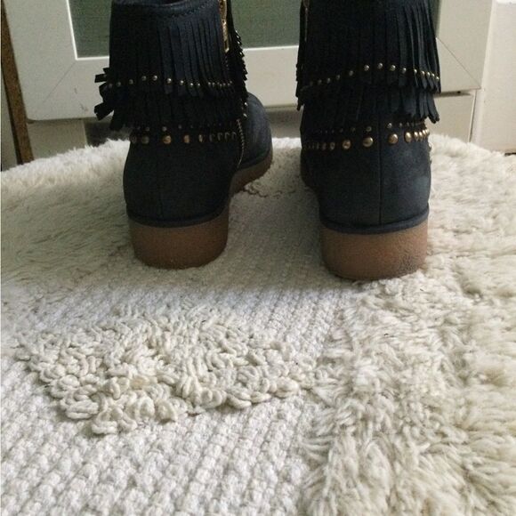 Ugg Sz 7 black fringe boots w rubber wedge sole - Picture 4 of 10